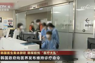 关系挺好？库里赛后搂着活塞助教塞拉斯叙旧 两人喜笑颜开